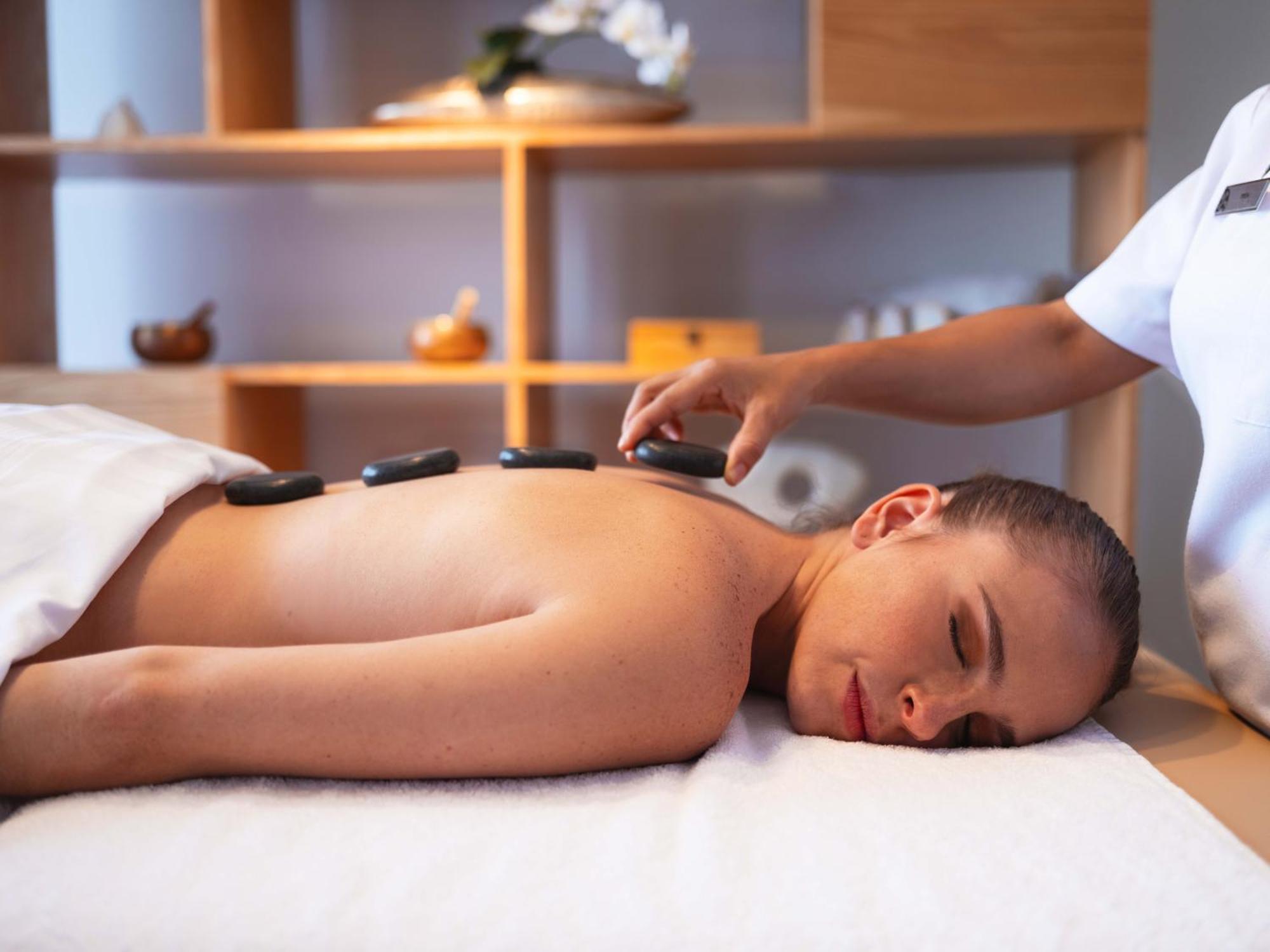 Galeria Plaza Monterrey Hotell Eksteriør bilde Hot stone massage